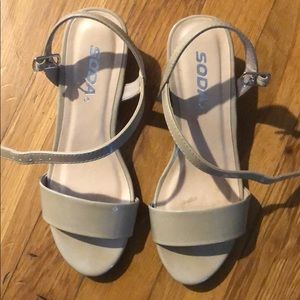 Girls size 2 nude block heel (kids)